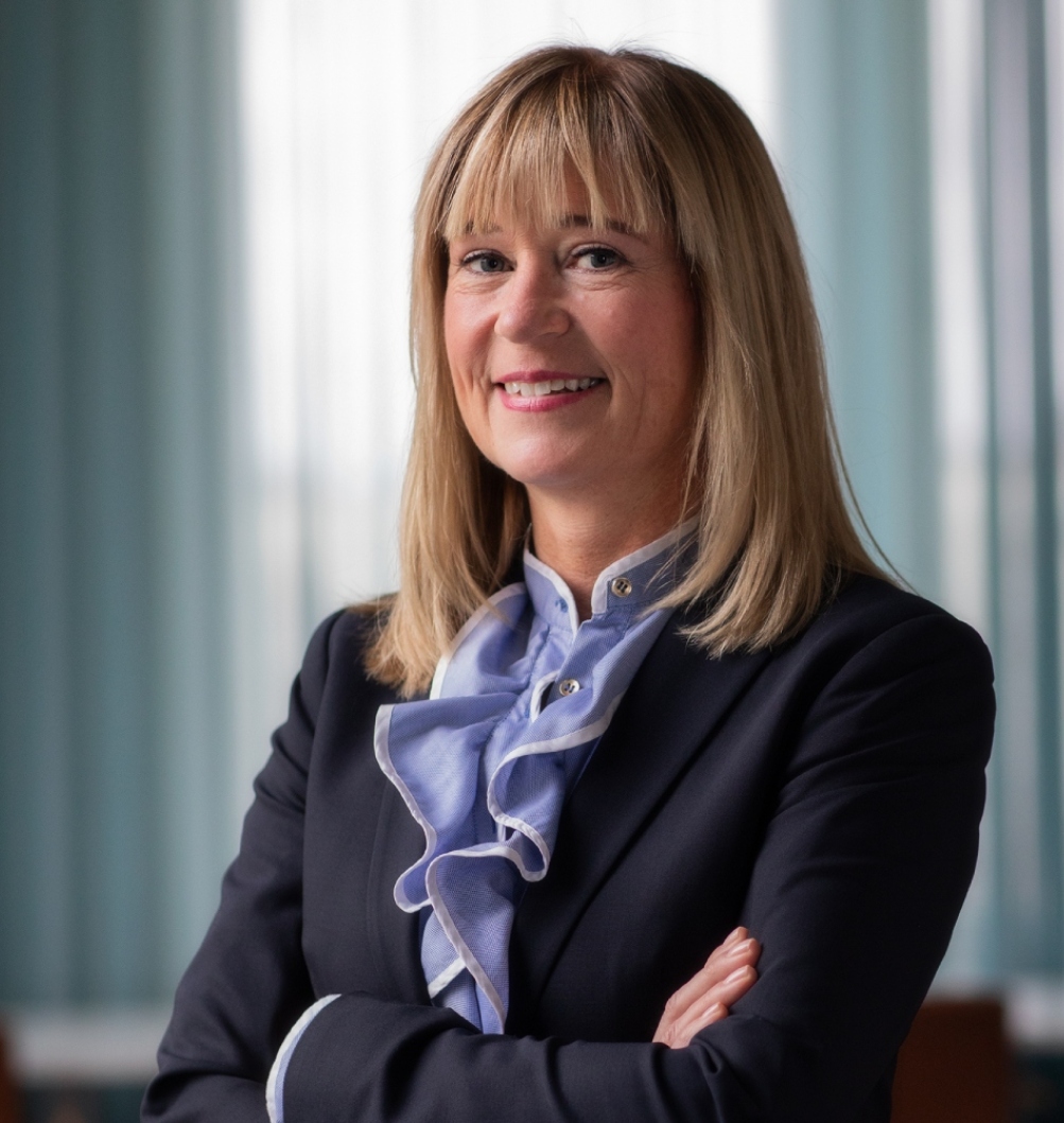 smiling woman in dark blond hair